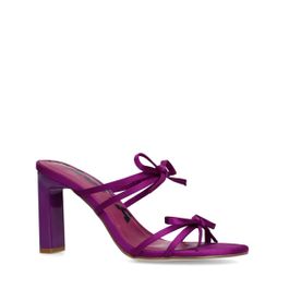 Paarse sandalen met hak en strikjes