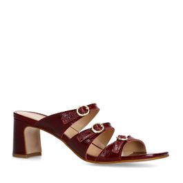Rode leren sandalen met hak en gespen