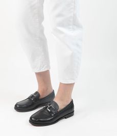 Zwarte leren loafers met vierkanten chain